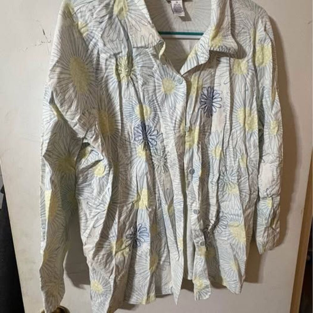 Susan Graver beautiful floral button-down blouse.
1X.